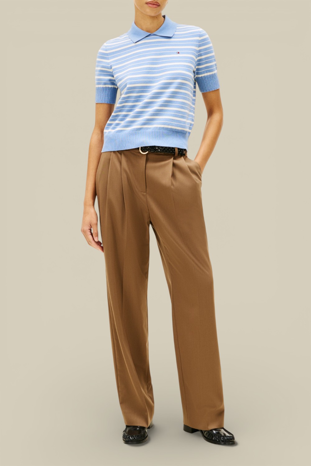 תמונת כל הלוק של חולצת פולו